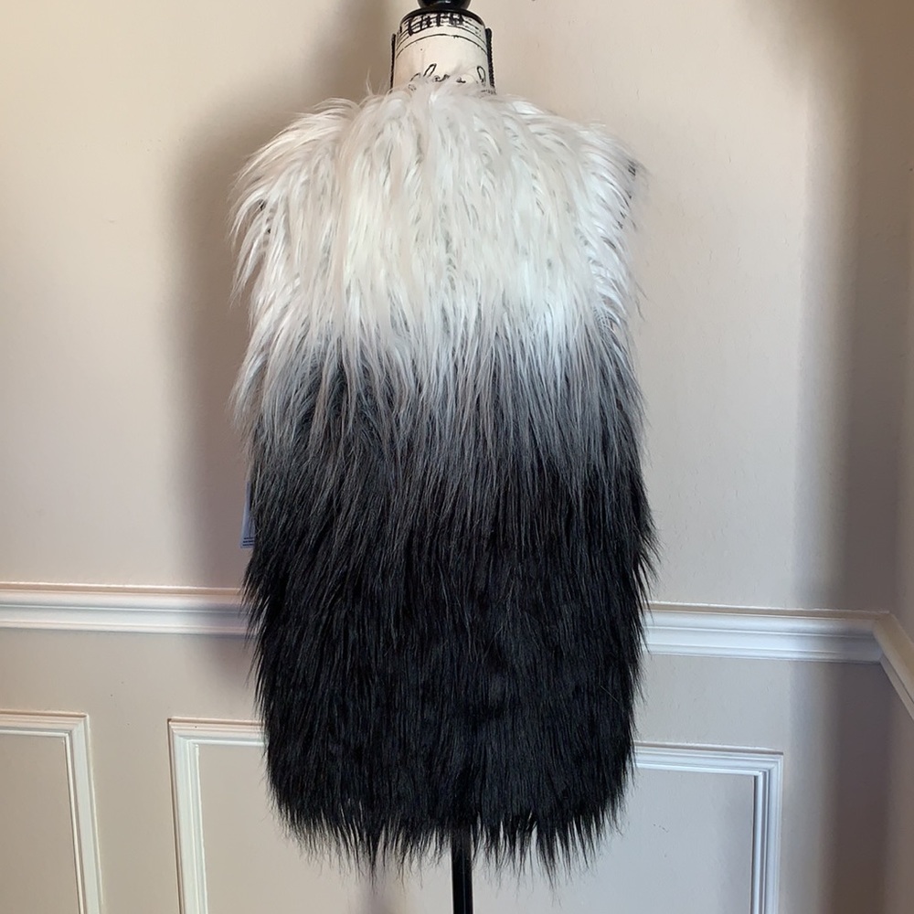 NWT 🖤🤍 Kenzie Ombré Faux Fur Vest - Picture 3 of 8